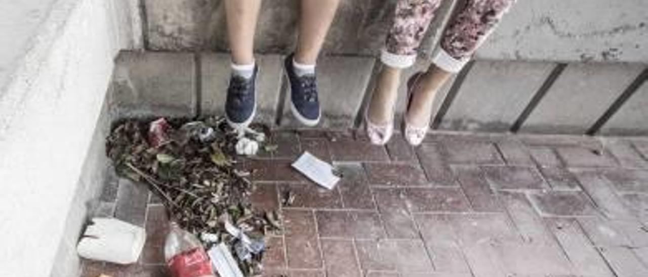 Valla rota entre la zona pavimentada y la ferroviaria.