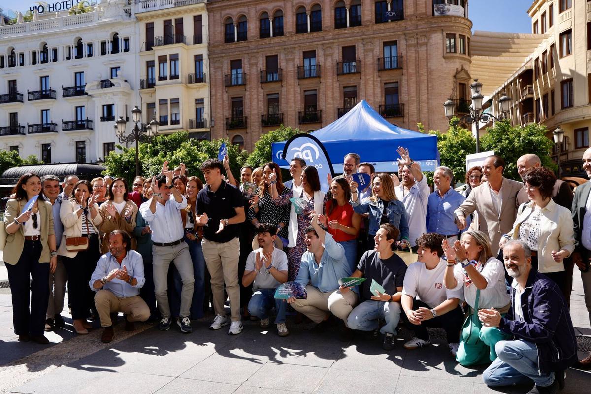 Córdoba. Cierre de Campaña Partido Popular, PP. Los miembros de la candidatura cordobesa al Parlamento andaluz, junto al presidente provincial del PP Córdoba, Adolfo Molina, participan en un acto de cierre de campaña en la Plaza de las Tendillas
