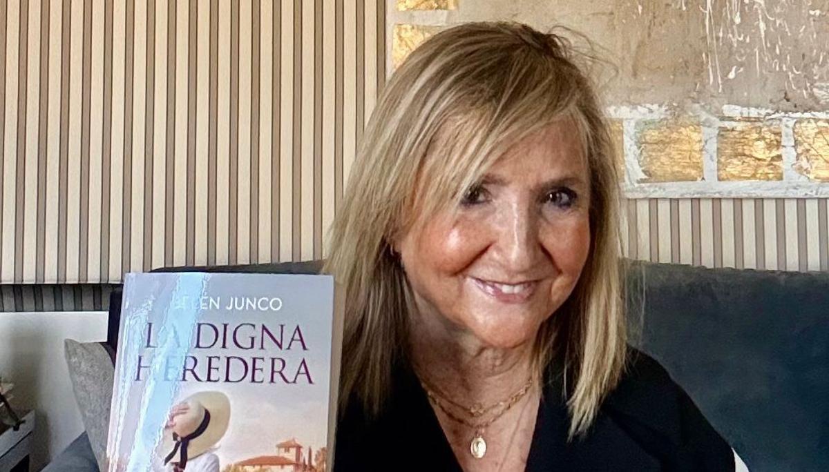 La periodista y escritora Belén Junco, con un ejemplar de "La digna heredera".