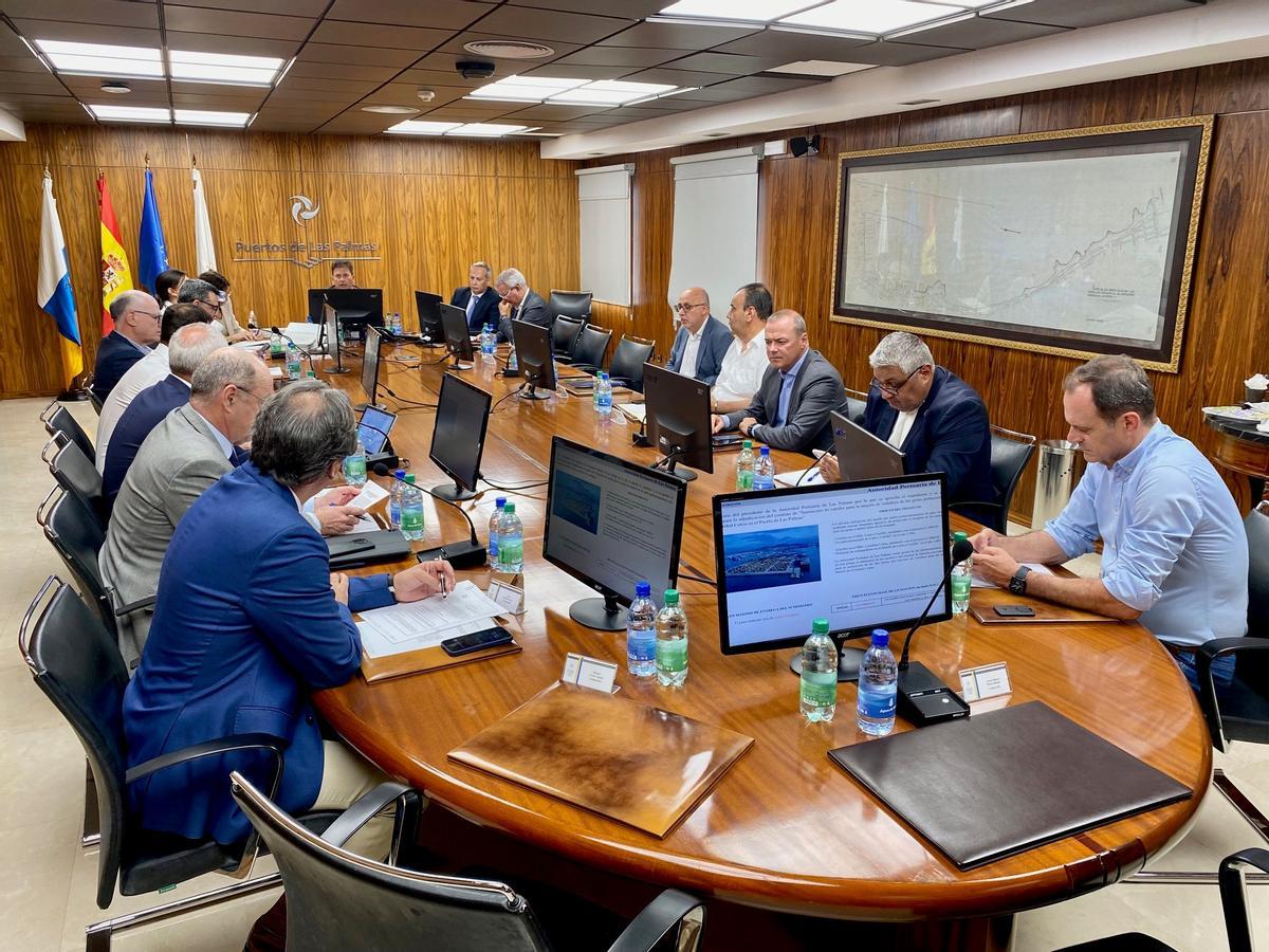 El alcalde de Agüimes Óscar Hernández y el ex primer edil de Puerto del Rosario Juan Jiménez, a la derecha de la imagen, en un consejo de administración de la Autoridad Portuaria de Las Palmas,