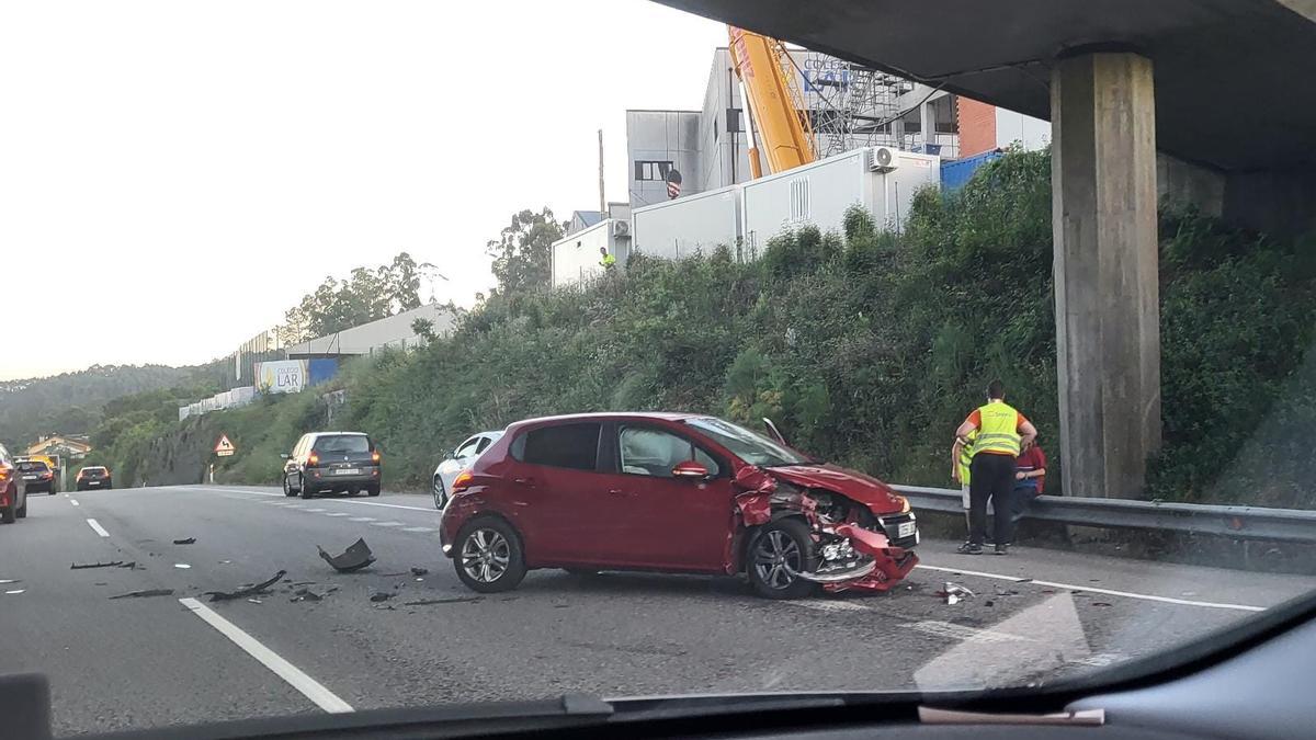 El vehículo peor parado quedó atravesado en medio de la calzada. En el arcén, los otros dos coches implicados (el blanco y el negro) en el accidente.