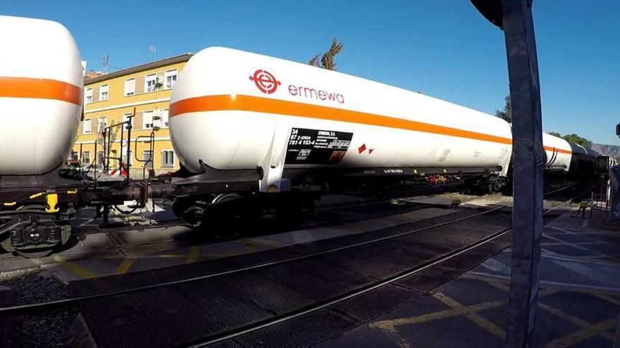 Trenes cargasdos con mercancías peligrosas circulan a la altura del paso a nivel de Santiago el Mayor.