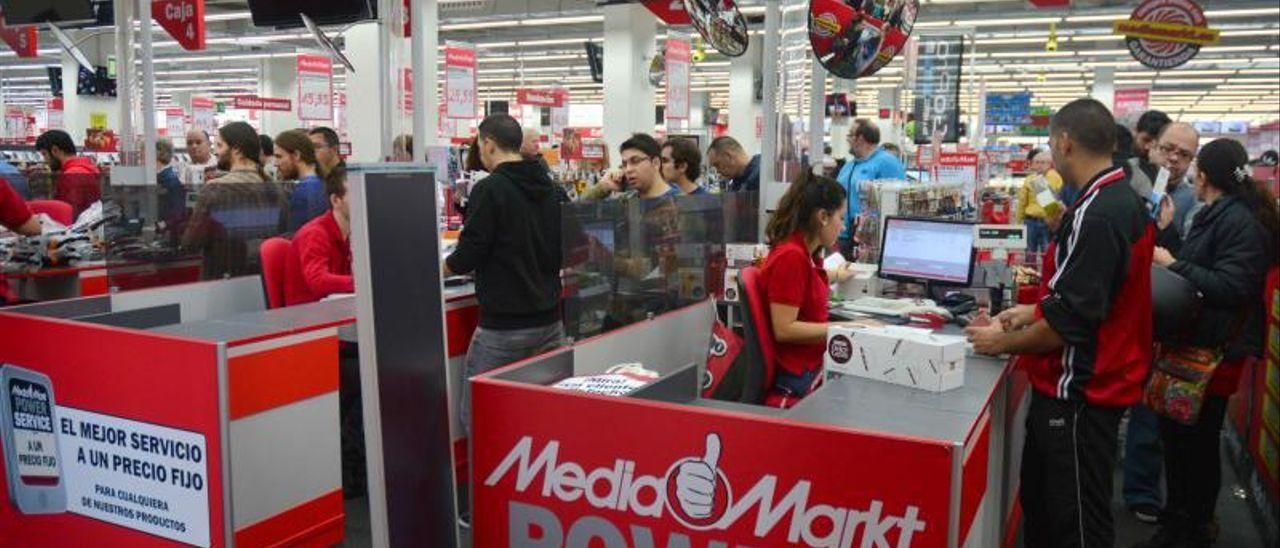 Lange Schlangen an den Kassen von Media Markt auf Mallorca