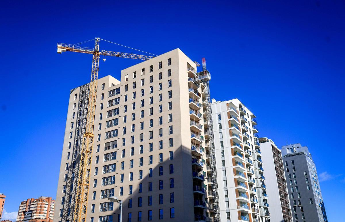 Edificios en construcción en el distrito de Quatre Carreres de València.
