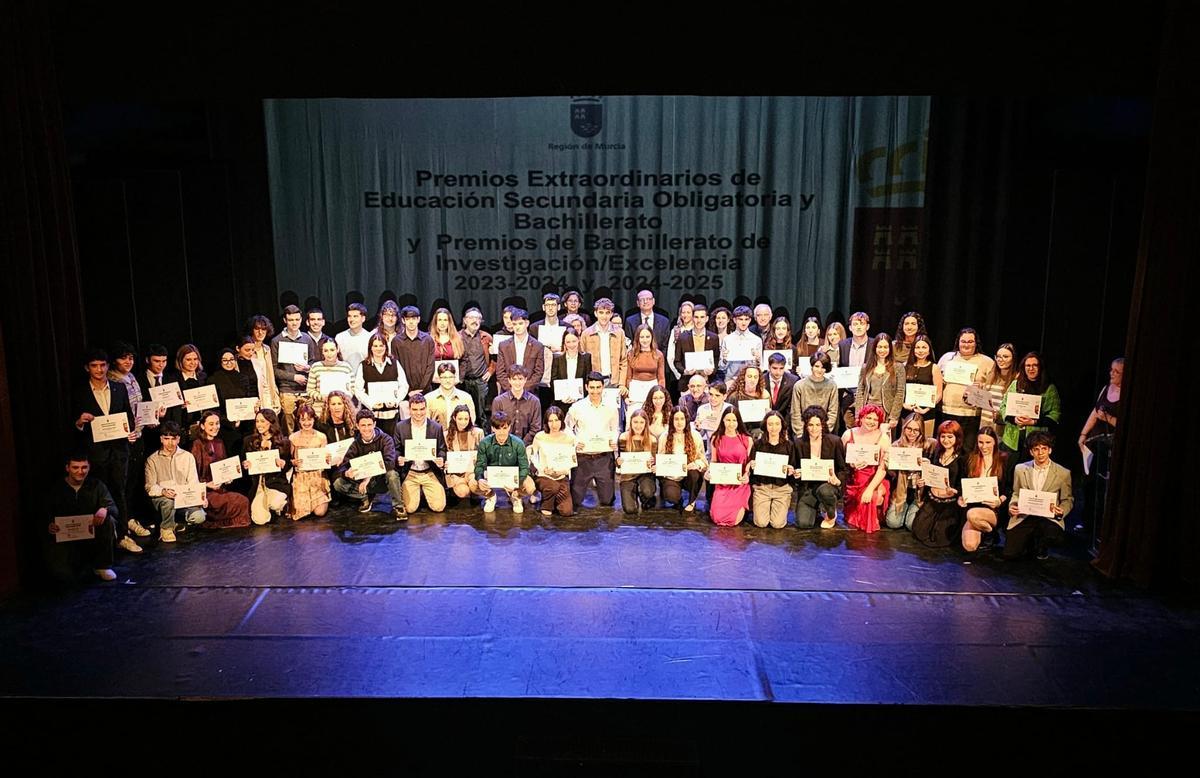 75 alumnos de ESO y Bachillerato reciben sus premios extraordinarios.