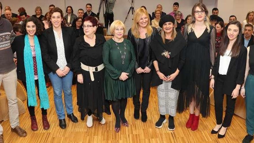 Los galardonados con los Premios Sofía Novoa posan ayer con Carmela Silva e Isaura Abelairas. // R. G.