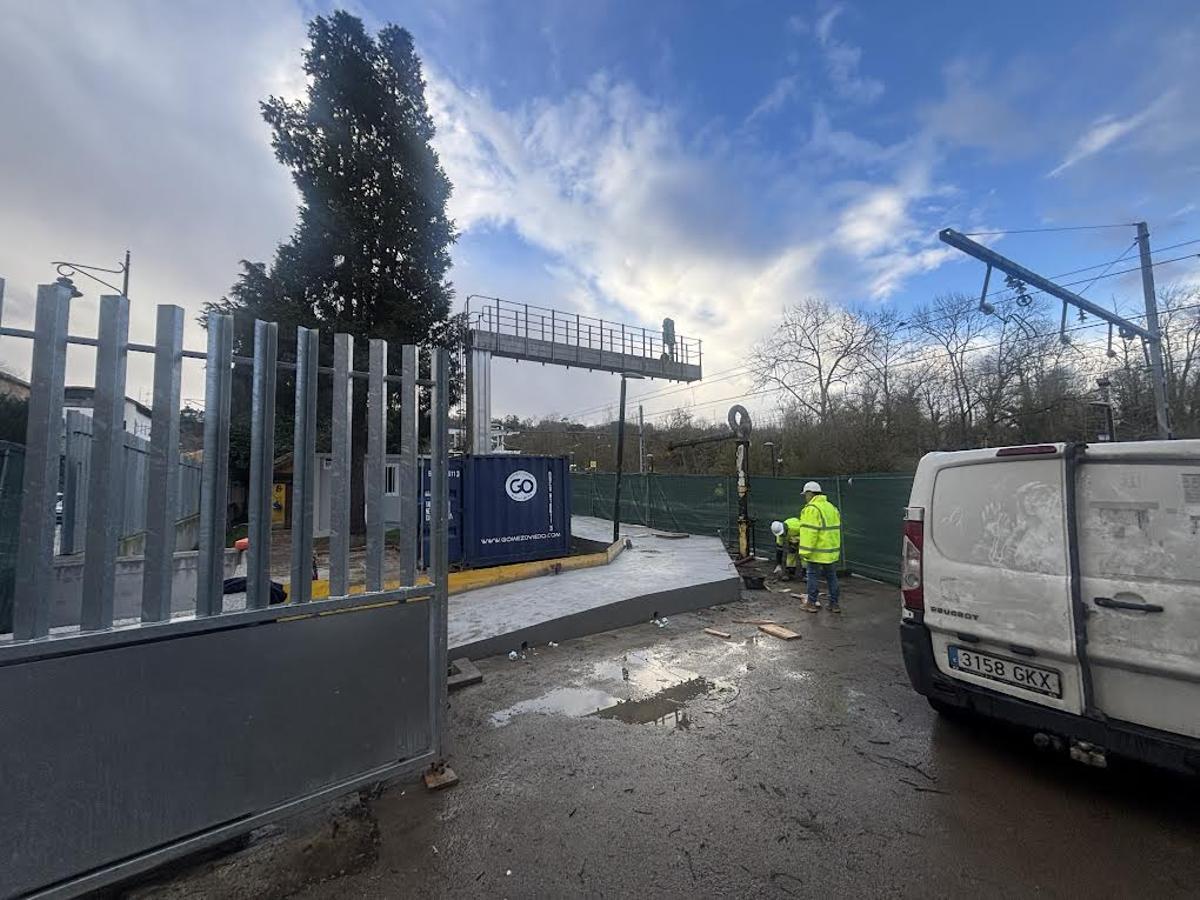 Dos operarios, este jueves, en las obras de la estación de la Pola.
