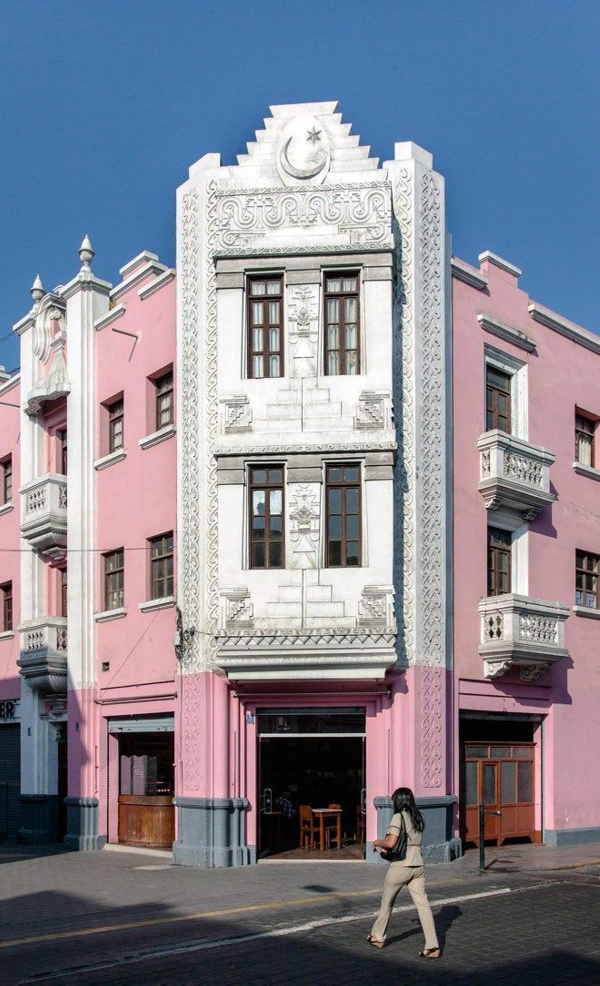 Edificio de estilo art decó en Trujillo.