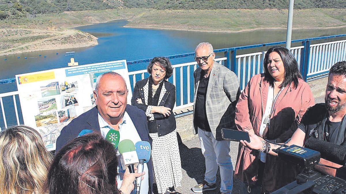Pedro Escribano, el director de explotación de la presa, atiende a los medios junto a la subdelegada del Gobierno y alcaldes de la zona..