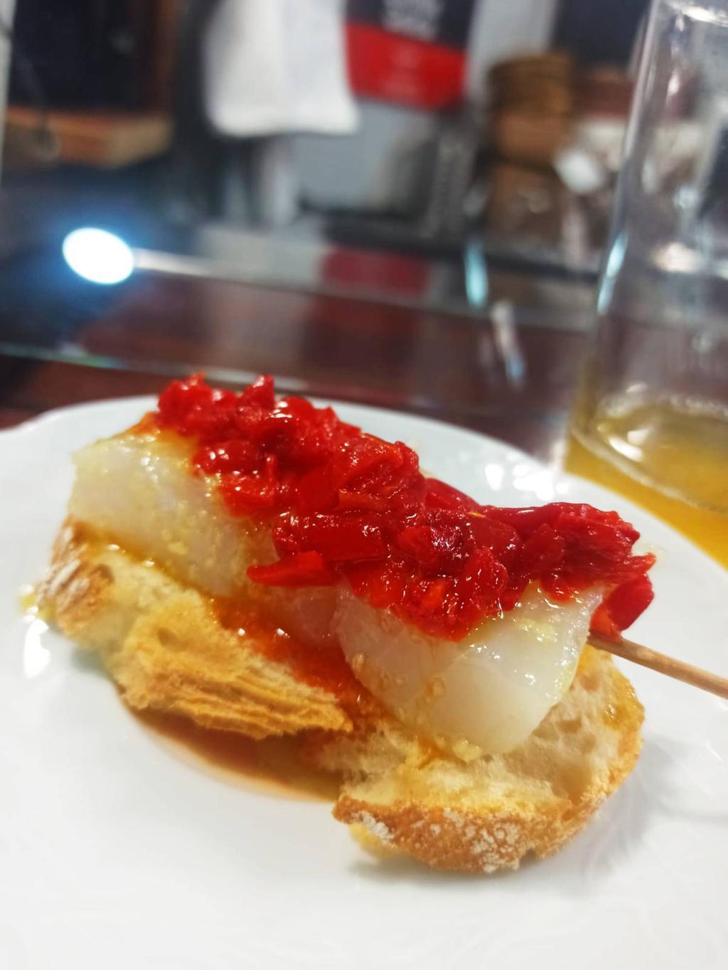 "Sushi bilbaíno", así se conoce al pincho por excelencia de bacalao con pan y picante en Bilbao.