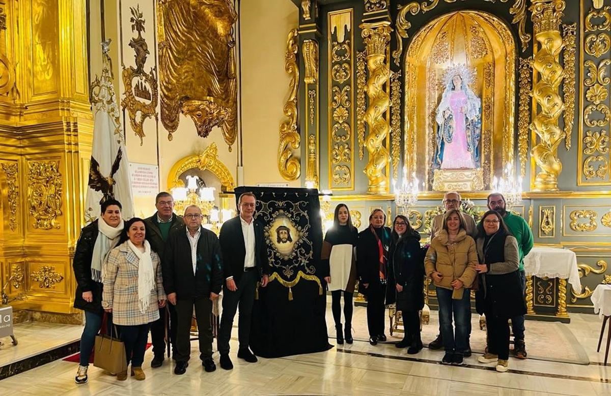 Miembros del Paso Blanco y de la Hermandad Santa Mujer Verónica de Tobarra posaban junto al estandarte bordado en los talleres Virgen de la Amargura.