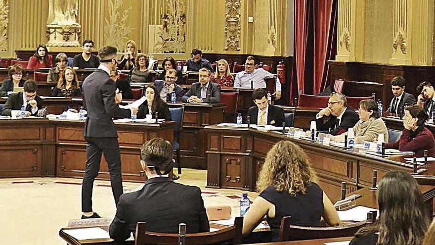 Un momento del debate universitario en el Parlament.