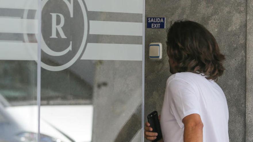 El hijo del expiloto, Gelete Nieto, visitando a su padre en la clínica