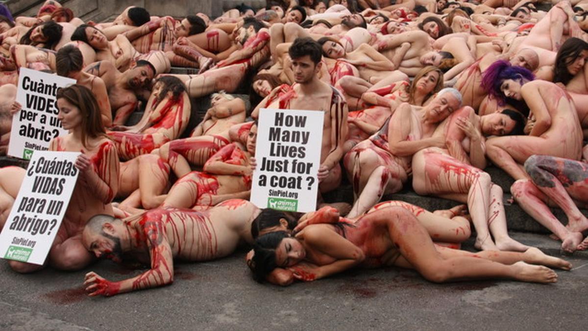 'Perfomance' de activistas animalistas en contra del uso de pieles de animales, este domingo en el centro de Barcelona.