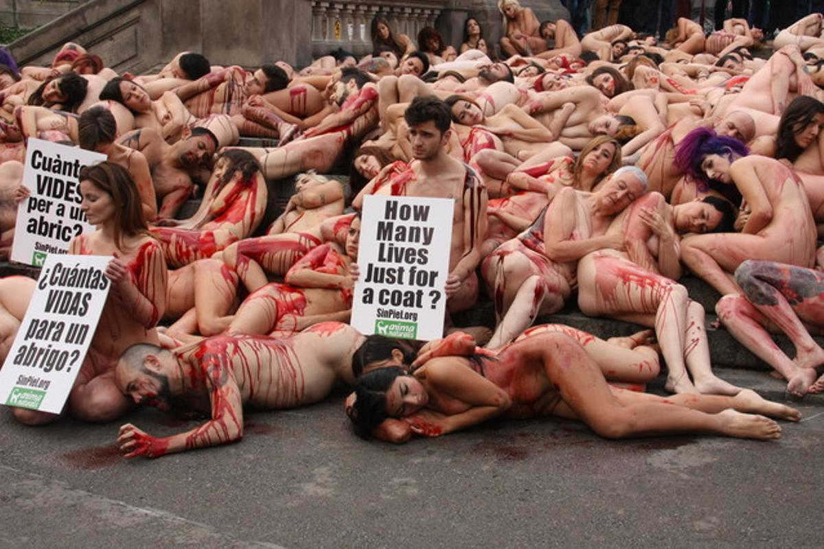 ’Perfomance’ d’activistes animalistes en contra de l’ús de pells d’animals, aquest diumenge al centre de Barcelona.