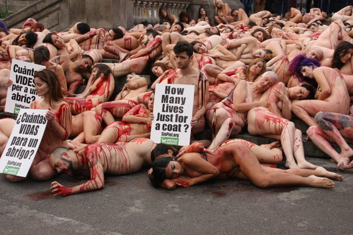 ’Perfomance’ d’activistes animalistes en contra de l’ús de pells d’animals, aquest diumenge al centre de Barcelona. ’Perfomance’ d’activistes animalistes en contra de l’ús de pells d’animals, aquest diumenge al centre de Barcelona.