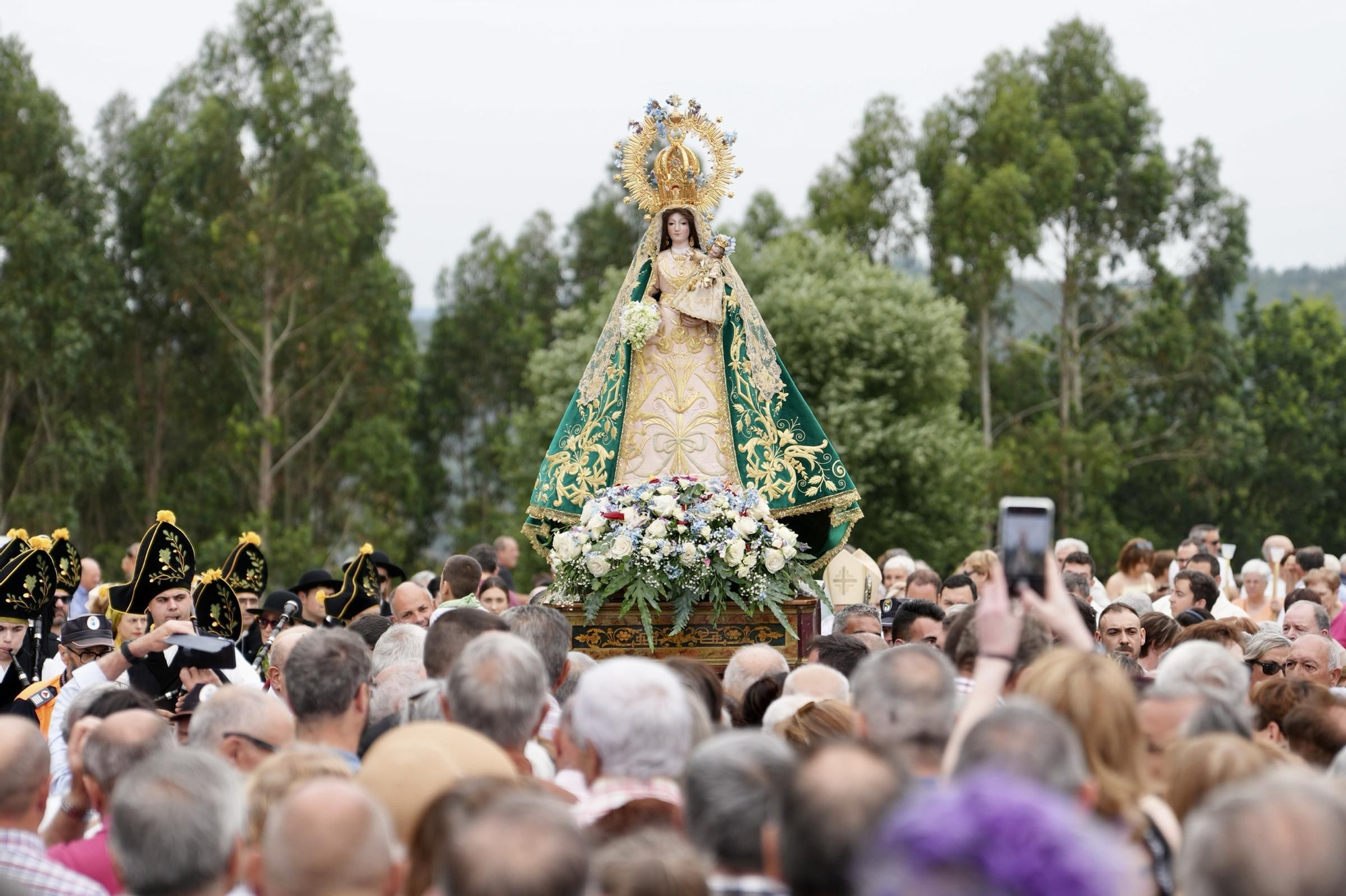 Abrazo multitudinario a la Virxe do Corpiño