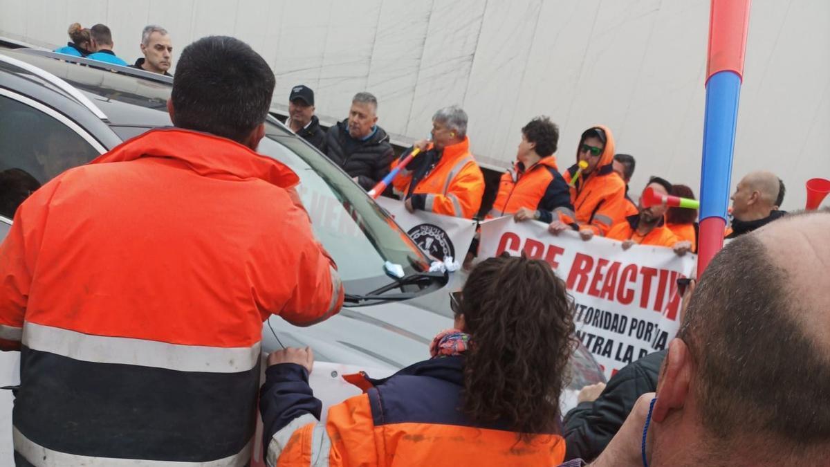 Los estibadores de Avilés durante el escrache al liquidador del CPE.