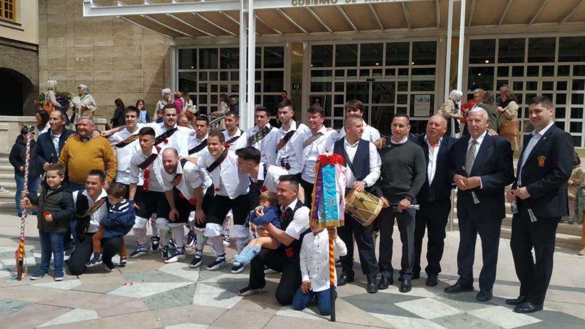 Los danzantes actuaron en uno de los patios del Pignatelli. | GRUPO DE DANZANTES