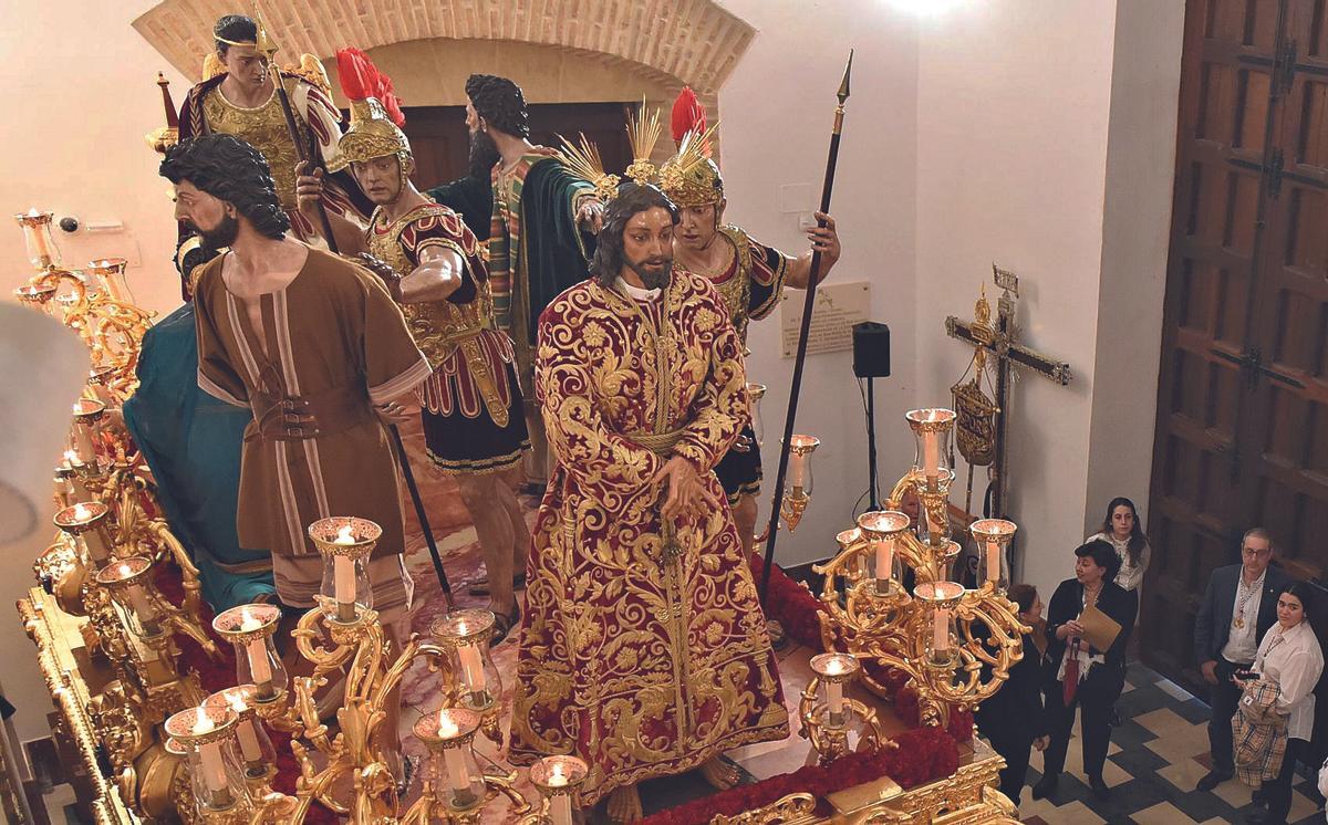 Paso de misterio de la Hermandad de la Sentencia junto a Jesús de la Sentencia, se ven distintos personajes de la Pasión como Pilatos o Barrabás.