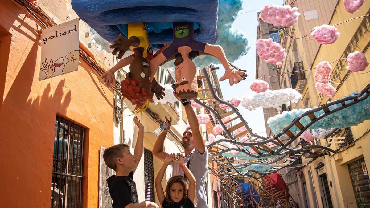 Decoración de la calle Progrés, el día que empiezan las fiestas de Gràcia
