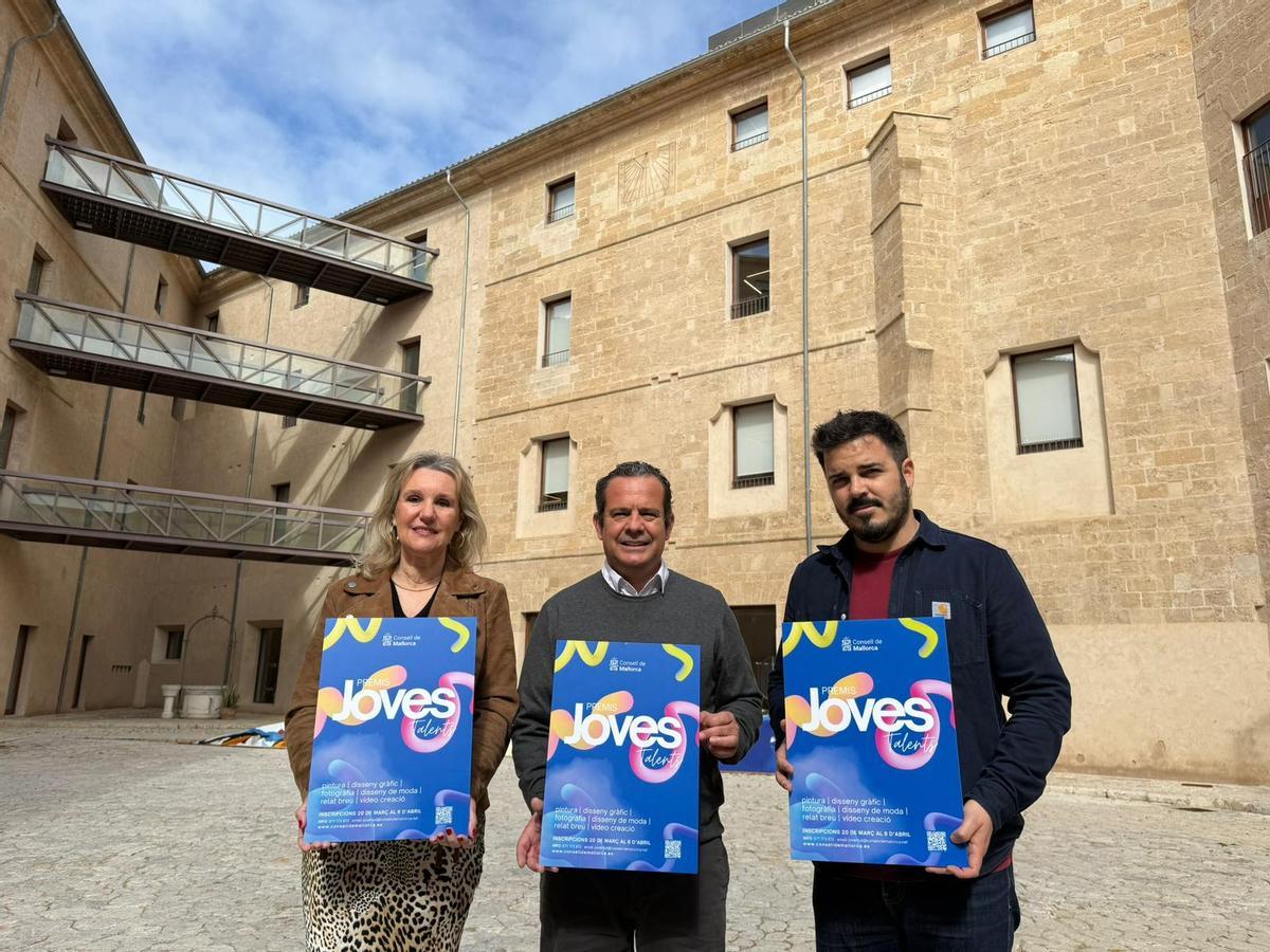 Carmen Ripoll, Toni Fuster y el cantante y compositor de Cabot, Josep Cabot.