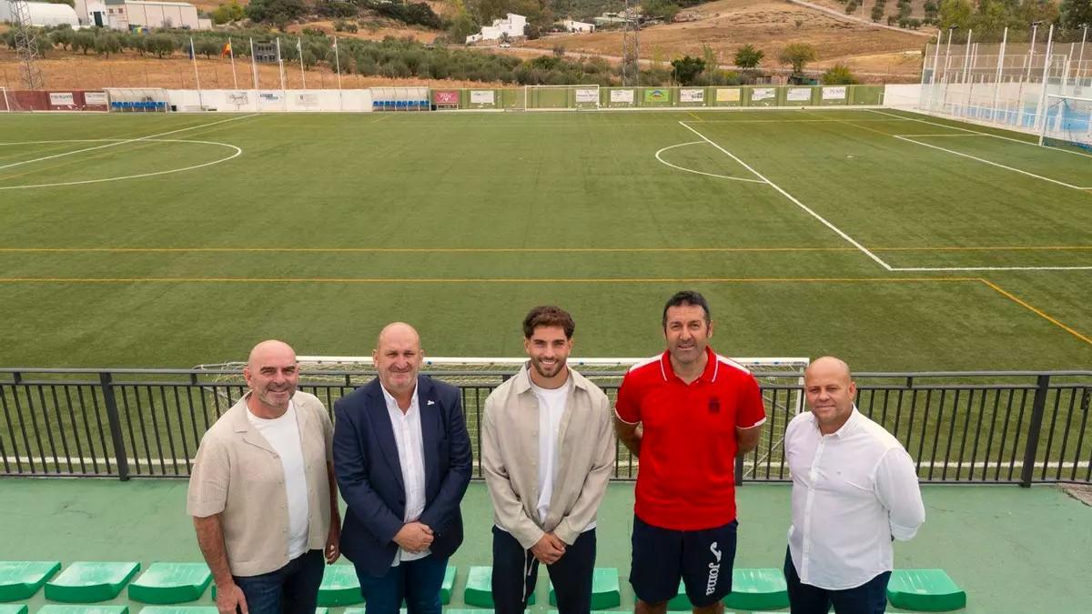 Javi Rueda visita el estadio municipal de Alozaina.