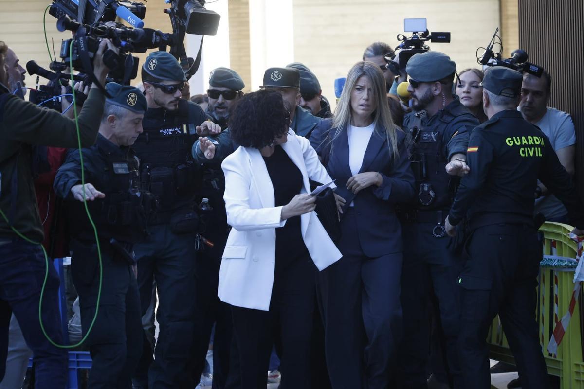 La llegada de Maribel Vilaplana al juzgado de Catarroja, rodeada por un aluvión de medios