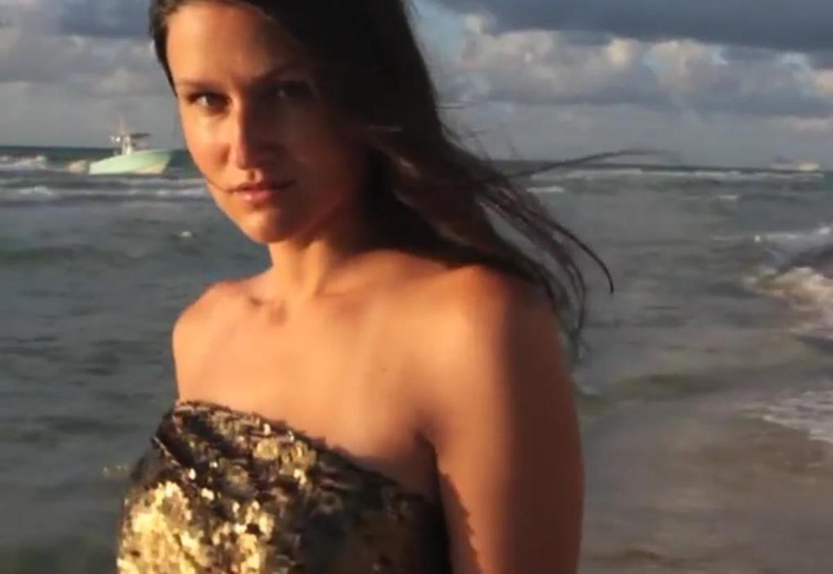 La modelo estadounidense estaba grabando material para su book en una playa de Miami cuando los inmigrantes entraron en escena.