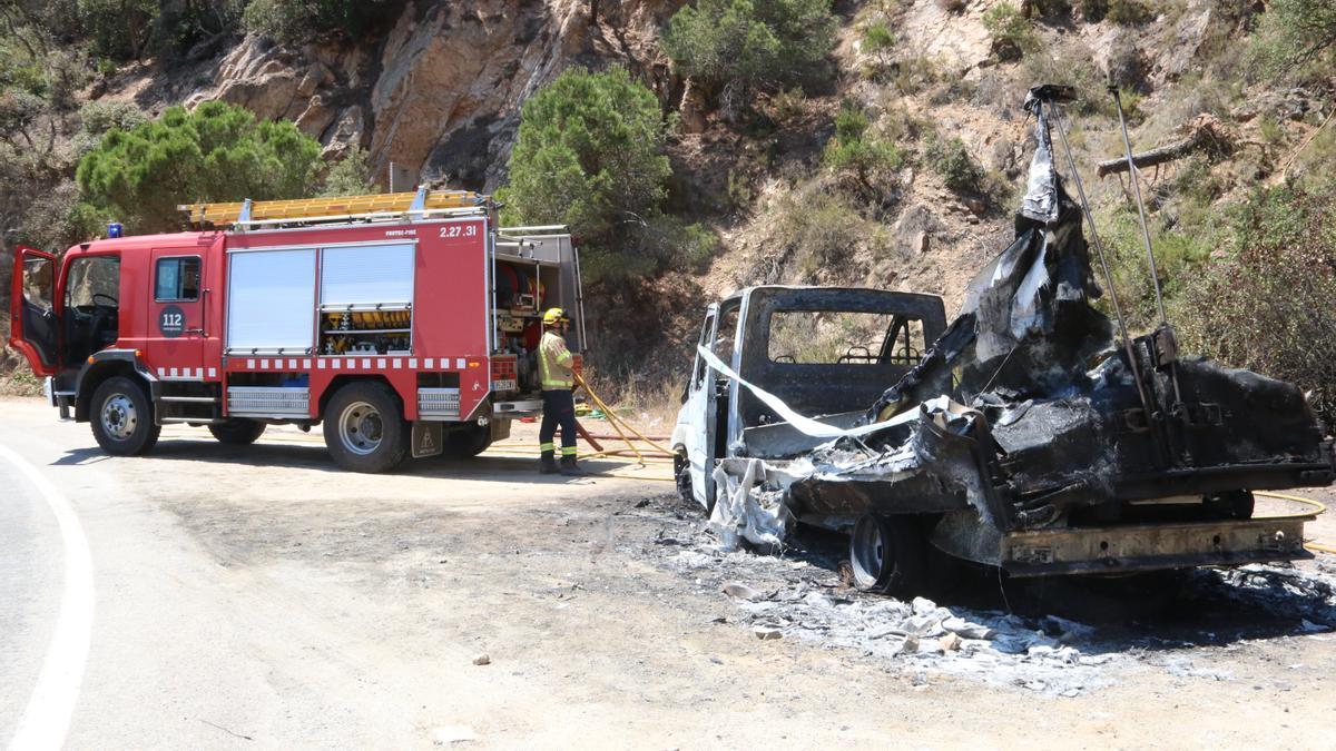 Un vehicle dels Bombers i la furgoneta on s&#039;ha originat l&#039;incendi entre Lloret i Tossa. Imatge publicada aquest 13 de juliol del 2021. (Horitzontal)