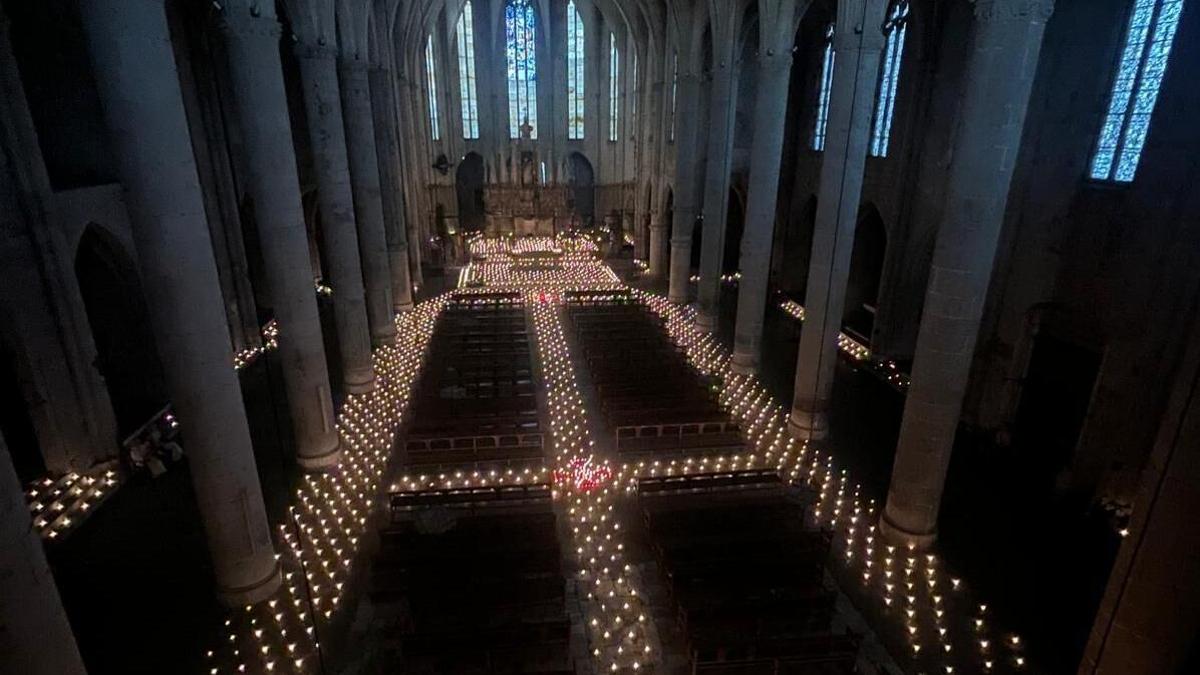 La basílica de Castelló d’Empúries il·luminada per espelmes, l’any passat.