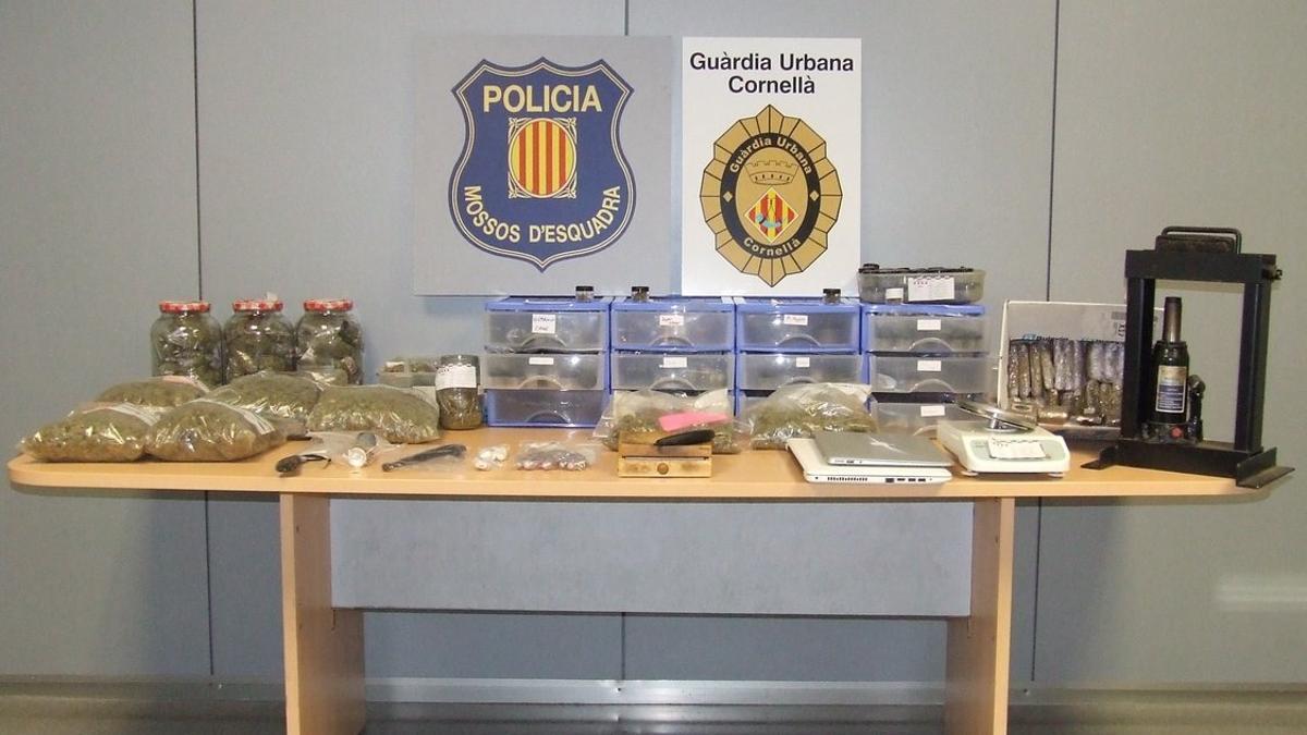 Imagen de la droga y el material encontrado en el interior del club de cannabis de Cornellà