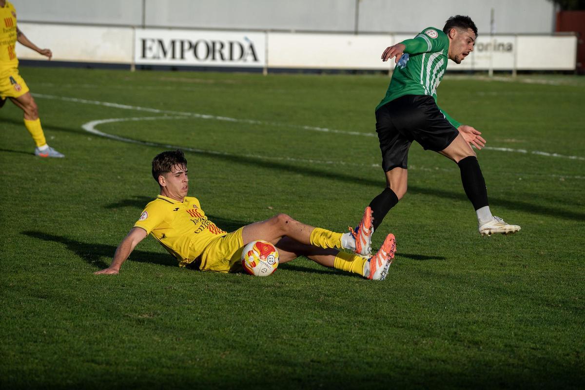 Les millors imatges de l'empat en el derbi entre el Peralada i l'Escala