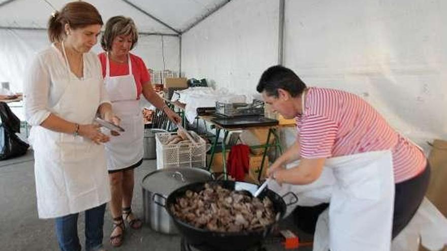 Las cocineras prepararon el jarrete con esmero.  // Jesús Regal