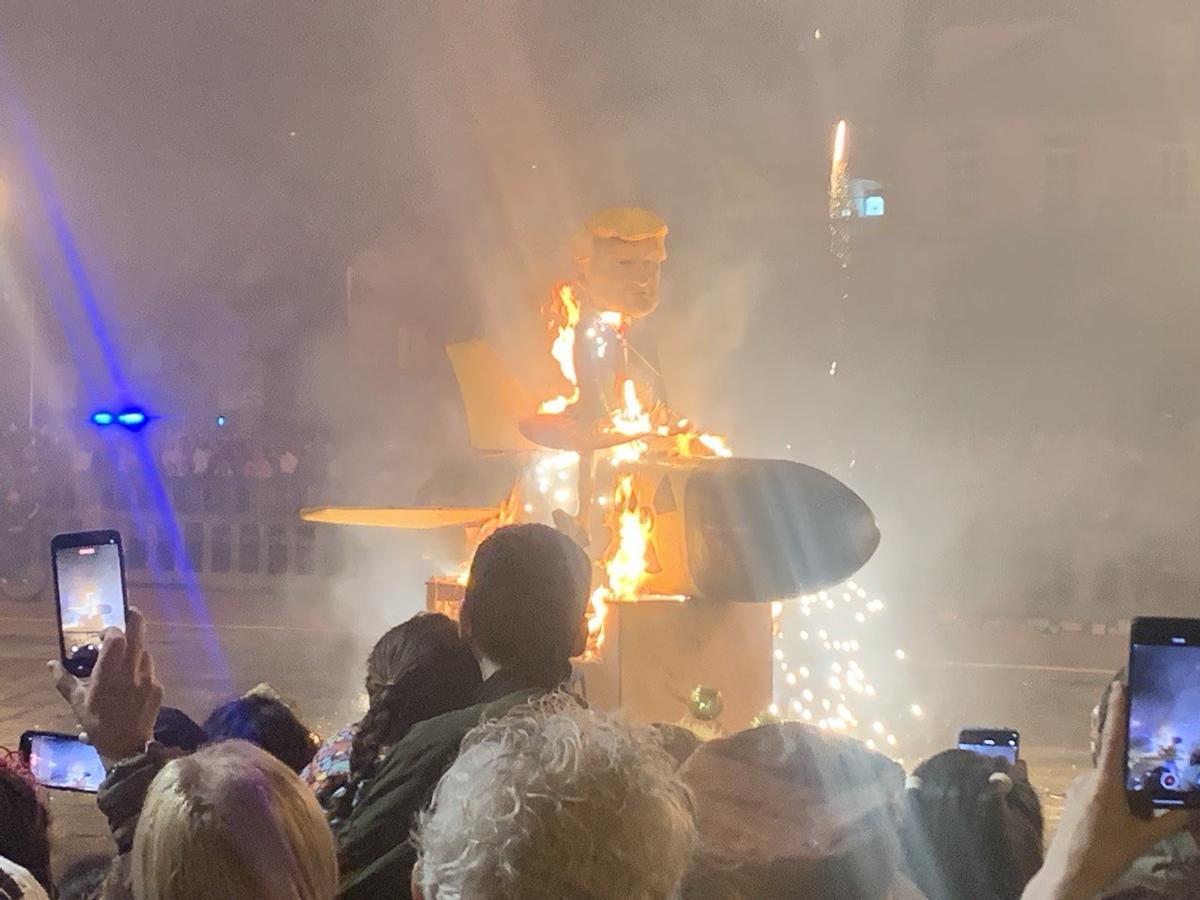 El meco de Redondela con la figura de Donald Trump en llamas.