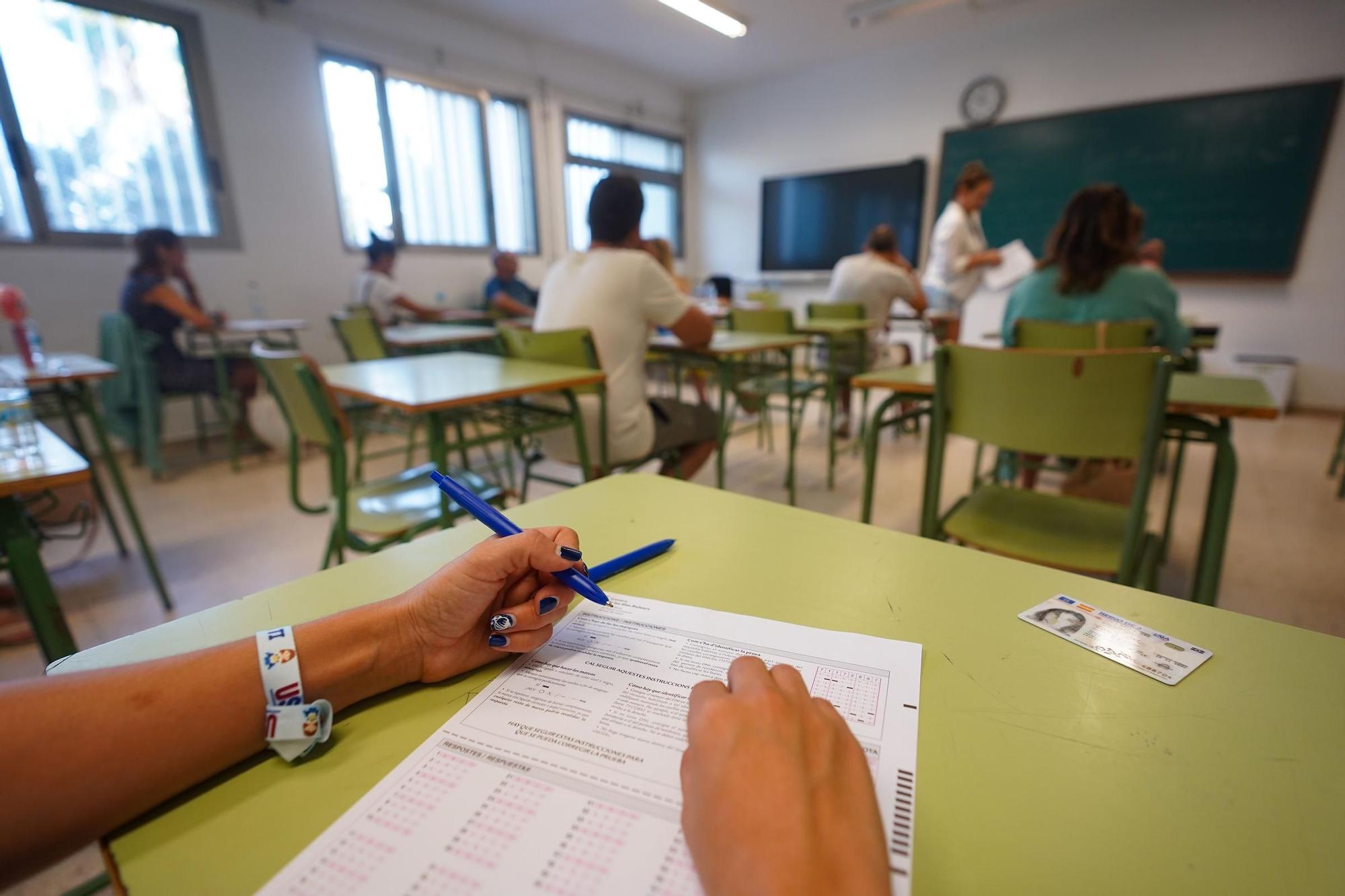 Galería: 269 personas se examinan de Técnico de Auxiliar de Enfermería en Ibiza
