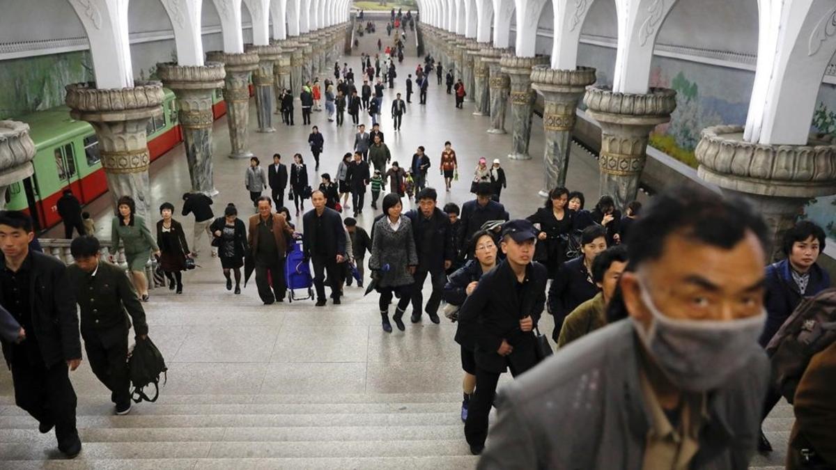 Visita de periodistas extranjeros a una estación de metro en Pionyang.