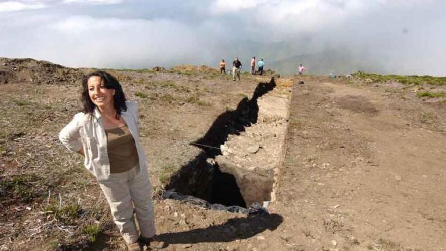 Yolanda Viniegra, junto a una de la zonas excavadas en La Carisa.