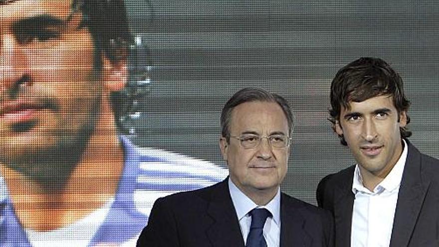 Raúl y Florentino Pérez posan ayer en el Santiago Bernabeu durante la despedida del delantero.