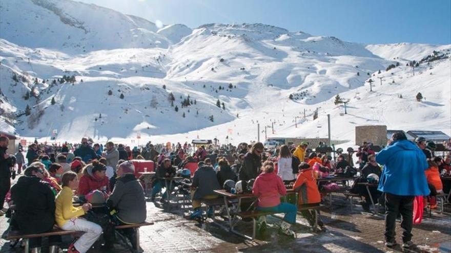 La nieve complica el tráfico y llena las pistas de esquí