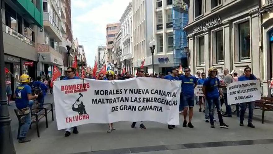 Manifestación de Bomberos de Gran Canaria en la calle Triana de Las Palmas de Gran Canaria.