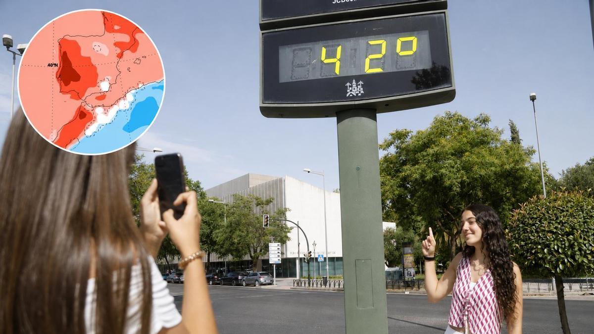 En la imagen grande, dos jóvenes se fotografían junto a un termómetro en Córdoba. En la imagen pequeña, mapa de anomalía térmica en España, de la Aemet.