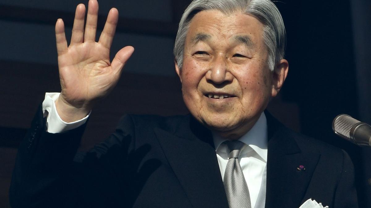 El emperador Akihito durante el discurso de año nuevo en el balcón del Palacio Imperial en Tokio.