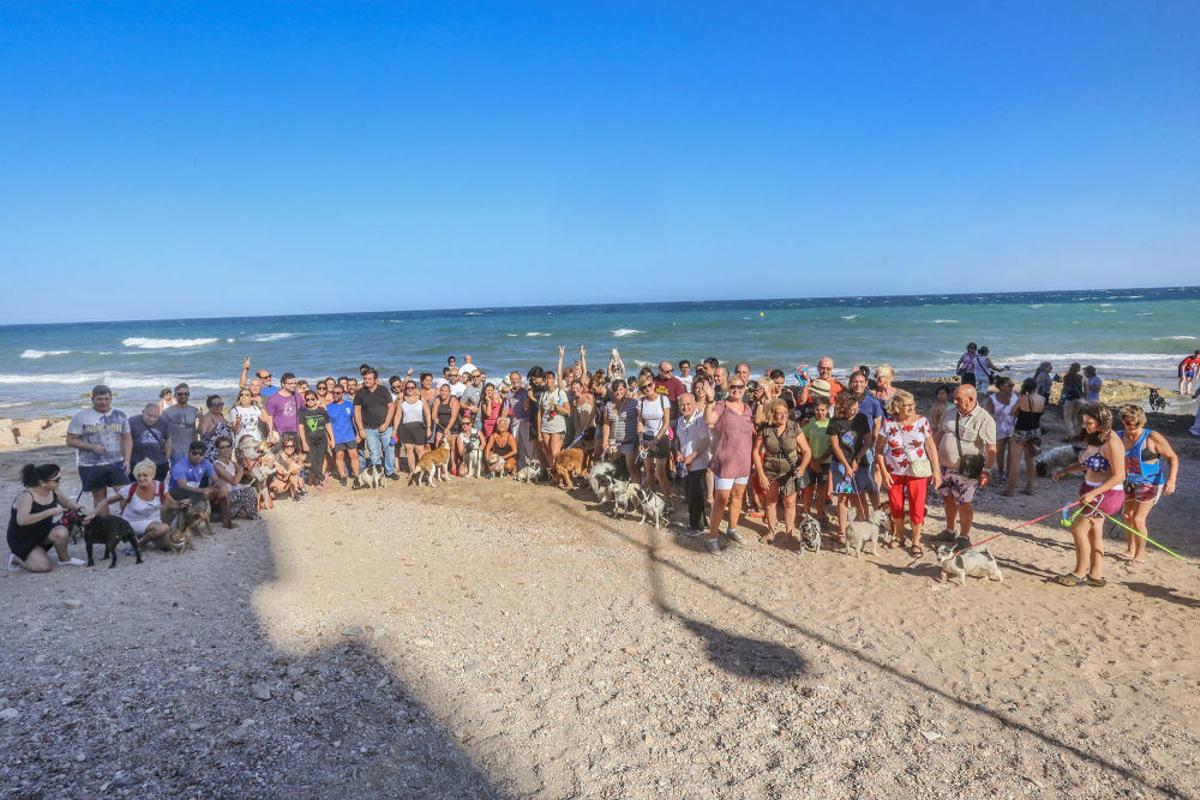 Docenas de usuarios de las playas acompañados de sus perros acudieron a Punta Margallo a pedir respeto y civismo en estos tramos litorales tras los "actos de sabotaje" de las señalizaciones