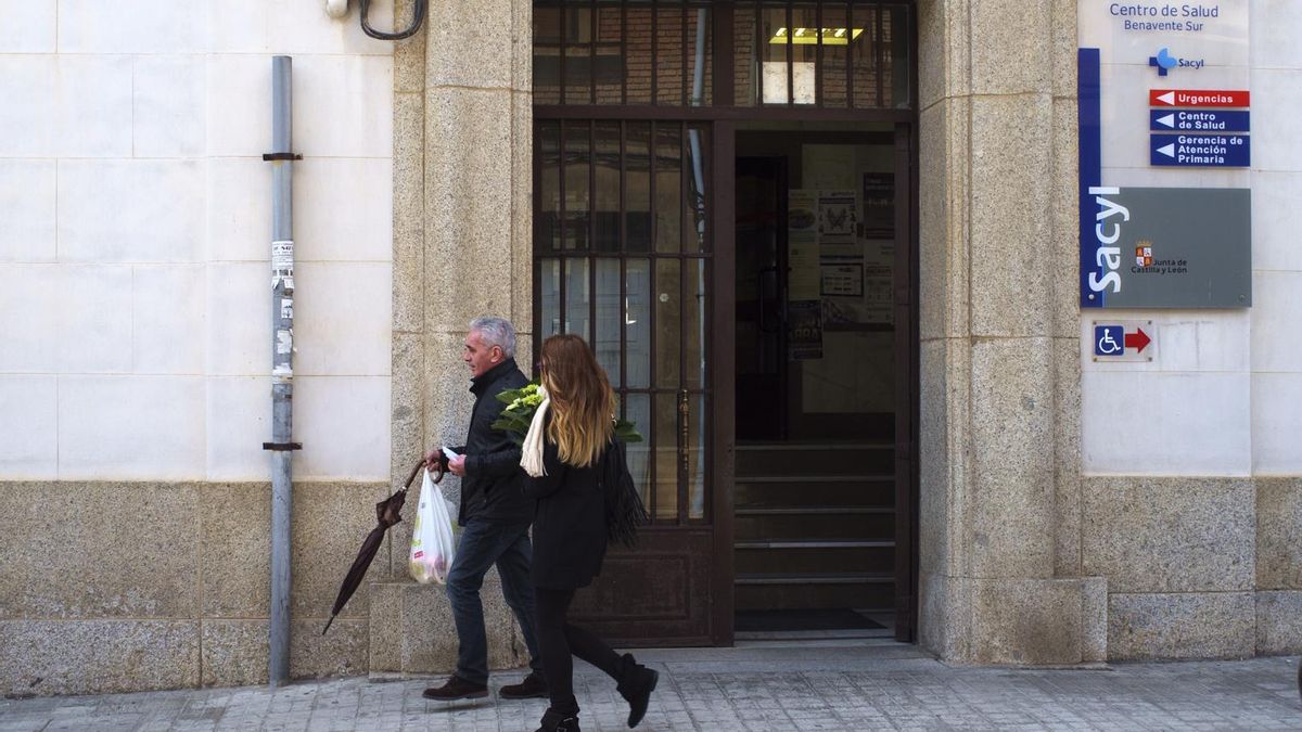 Acceso principal del Centro de Salu Benavente Sur.