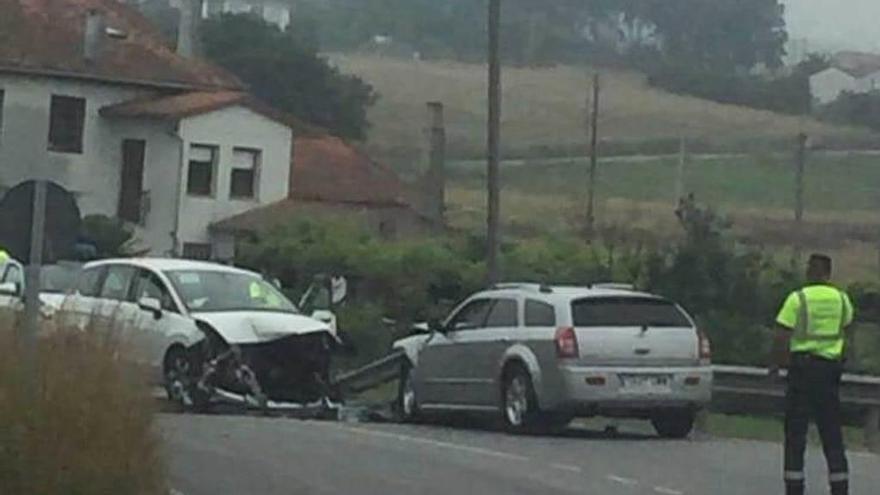 Los vehículos accidentados, asistidos por la Guardia Civil.