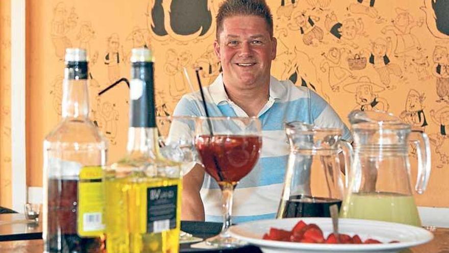 Holger Apfel mixt in seinem Restaurant Maravillas Stube seinen eigenen Sangria.