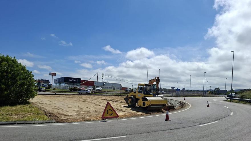 Desmontaje de rotondas, soterramiento de líneas de alta tensión y desbroces: el impresionante despliegue para la instalación del eólico de Carrugueiro, en Boal