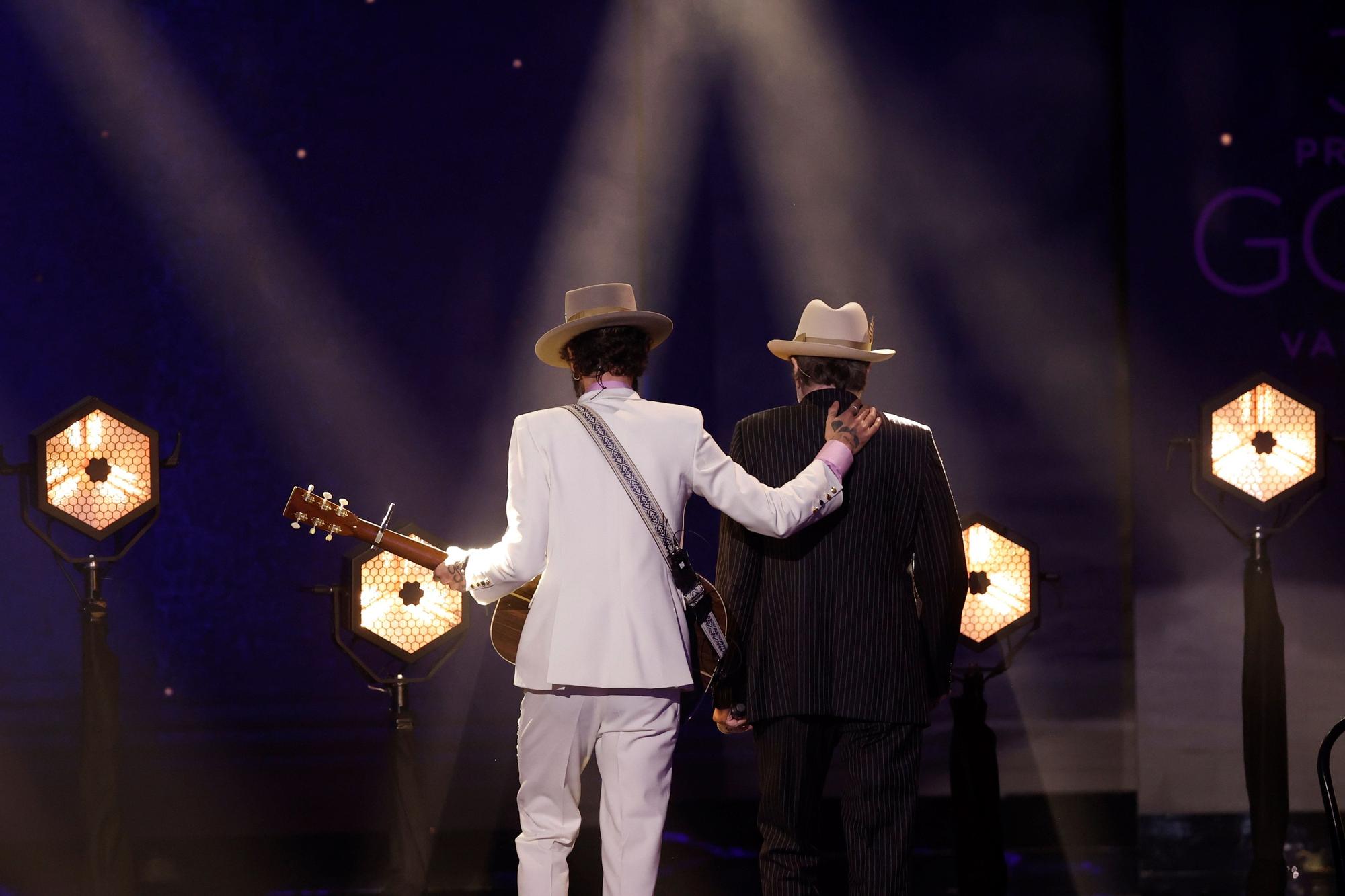 Sabina y Leiva interpretan 'Tan joven y tan viejo' en la gala de los Goya