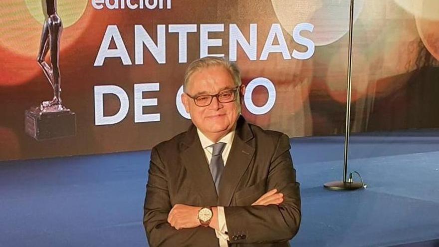 El periodista gallego Alberto Barciela, colaborador de FARO, en la gala de la Antena de Oro de Honor 2020 de la Federación de Asociaciones de Radio y Televisión de España